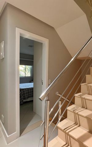 Casa de condomínio à venda com 340m², 4 quartos e 3 vagas Casa de condomínio à venda com 340m², 4 quartos e 3 vagasEscada