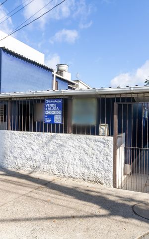 Casa à venda com 132m², 7 quartos e sem vaga Casa à venda com 132m², 7 quartos e sem vagaFachada