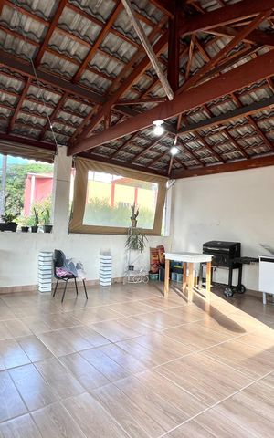 Casa à venda com 150m², 3 quartos e 2 vagas Casa à venda com 150m², 3 quartos e 2 vagasÁrea externa