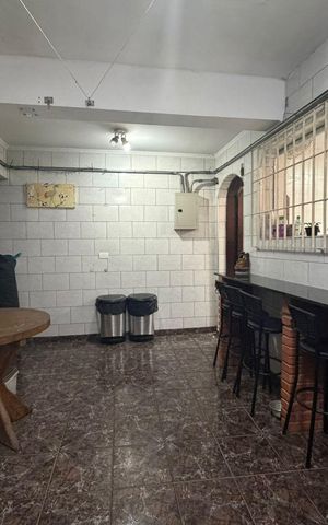 Casa à venda com 255m², 6 quartos e 5 vagas Casa à venda com 255m², 6 quartos e 5 vagasÁrea Comum