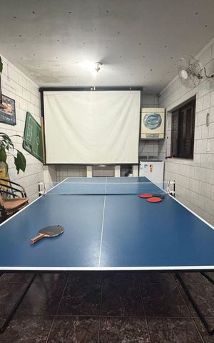 Casa à venda com 255m², 6 quartos e 5 vagas Casa à venda com 255m², 6 quartos e 5 vagasÁrea Comum