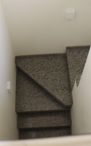 Casa à venda com 277m², 4 quartos e 2 vagas Casa à venda com 277m², 4 quartos e 2 vagasEscada