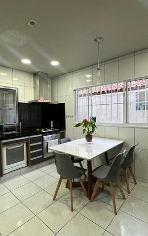 Casa à venda com 277m², 4 quartos e 2 vagas Casa à venda com 277m², 4 quartos e 2 vagasCozinha