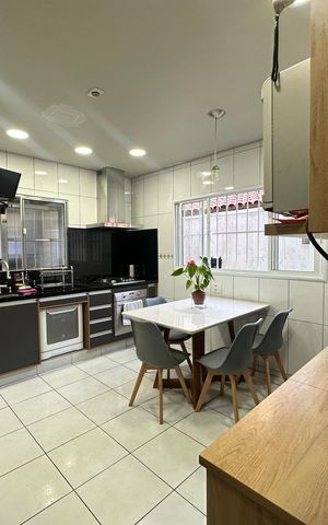 Casa à venda com 277m², 4 quartos e 2 vagas Casa à venda com 277m², 4 quartos e 2 vagasCozinha