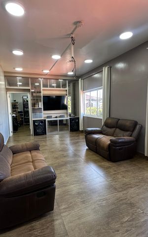 Casa à venda com 277m², 4 quartos e 2 vagas Casa à venda com 277m², 4 quartos e 2 vagasSala de TV