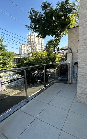 Casa à venda com 277m², 4 quartos e 2 vagas Casa à venda com 277m², 4 quartos e 2 vagasVaranda