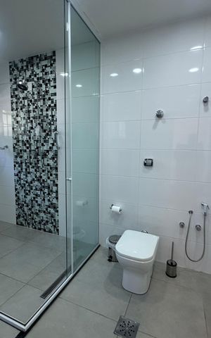 Casa à venda com 277m², 4 quartos e 2 vagas Casa à venda com 277m², 4 quartos e 2 vagasBanheiro da Suíte 2