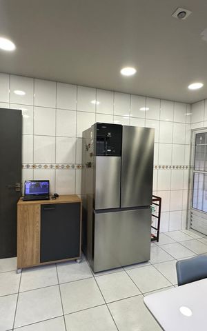 Casa à venda com 277m², 4 quartos e 2 vagas Casa à venda com 277m², 4 quartos e 2 vagasCozinha