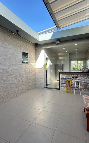 Casa à venda com 277m², 4 quartos e 2 vagas Casa à venda com 277m², 4 quartos e 2 vagasChurrasqueira