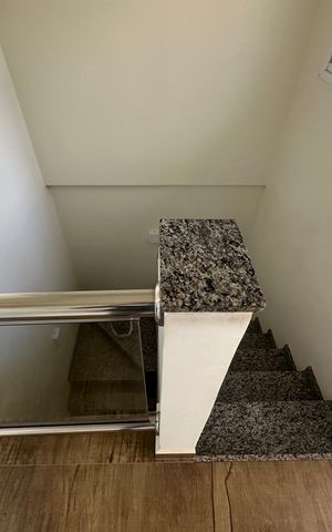 Casa à venda com 277m², 4 quartos e 2 vagas Casa à venda com 277m², 4 quartos e 2 vagasEscada