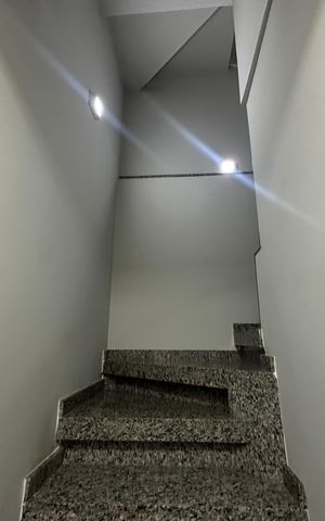 Casa à venda com 277m², 4 quartos e 2 vagas Casa à venda com 277m², 4 quartos e 2 vagasEscada