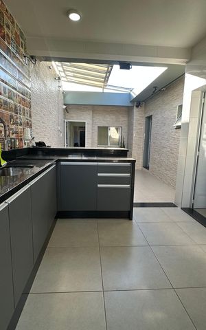 Casa à venda com 277m², 4 quartos e 2 vagas Casa à venda com 277m², 4 quartos e 2 vagasChurrasqueira