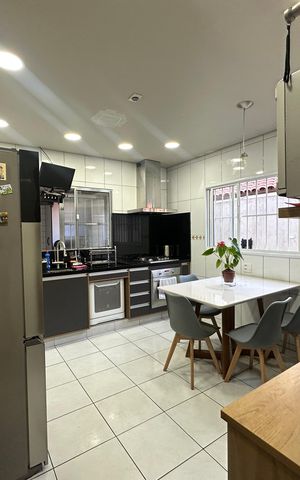 Casa à venda com 277m², 4 quartos e 2 vagas Casa à venda com 277m², 4 quartos e 2 vagasCozinha