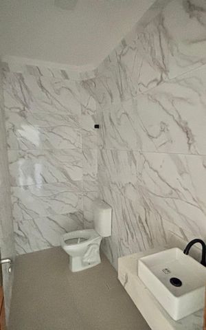 Casa à venda com 150m², 3 quartos e 2 vagas Casa à venda com 150m², 3 quartos e 2 vagasBanheiro 1