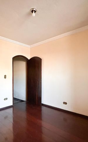 Casa à venda com 245m², 4 quartos e 3 vagas Casa à venda com 245m², 4 quartos e 3 vagasSala