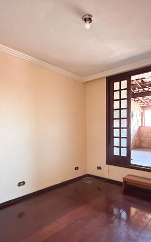 Casa à venda com 245m², 4 quartos e 3 vagas Casa à venda com 245m², 4 quartos e 3 vagasSala