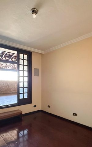 Casa à venda com 245m², 4 quartos e 3 vagas Casa à venda com 245m², 4 quartos e 3 vagasSala
