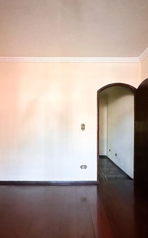 Casa à venda com 245m², 4 quartos e 3 vagas Casa à venda com 245m², 4 quartos e 3 vagasSacada
