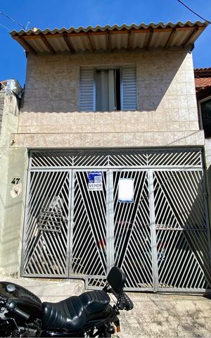 Casa à venda com 256m², 3 quartos e 1 vaga Casa à venda com 256m², 3 quartos e 1 vagaFachada