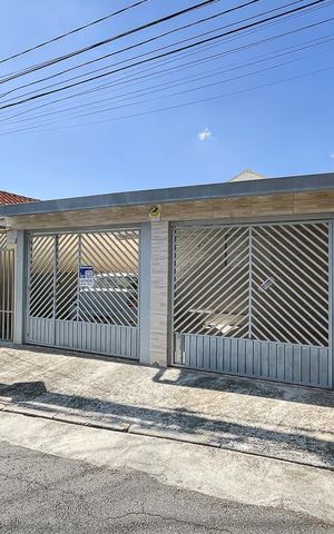 Casa à venda com 91m², 2 quartos e 2 vagasFachada + plaquinha 