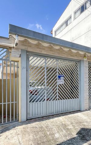 Casa à venda com 91m², 2 quartos e 2 vagasFachada + plaquinha 