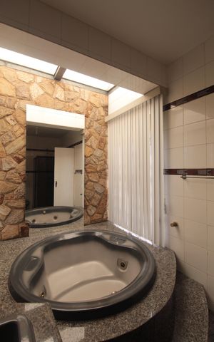 Casa à venda com 497m², 5 quartos e 4 vagasBanheiro da Suite 1