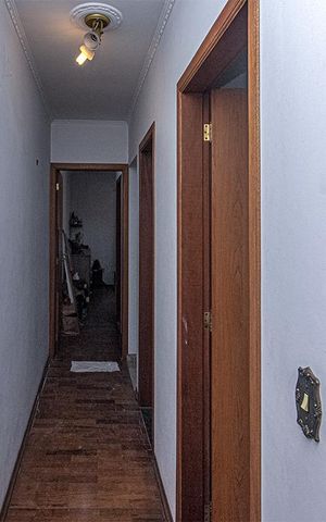 Casa à venda com 100m², 3 quartos e 2 vagas Casa à venda com 100m², 3 quartos e 2 vagascorredor para os cômodos superiores_2