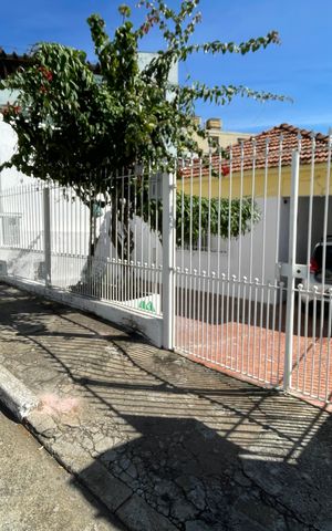 Casa à venda com 250m², 2 quartos e 2 vagas Casa à venda com 250m², 2 quartos e 2 vagasFachada