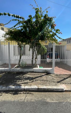 Casa à venda com 250m², 2 quartos e 2 vagas Casa à venda com 250m², 2 quartos e 2 vagasFachada