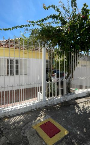 Casa à venda com 250m², 2 quartos e 2 vagas Casa à venda com 250m², 2 quartos e 2 vagasFachada