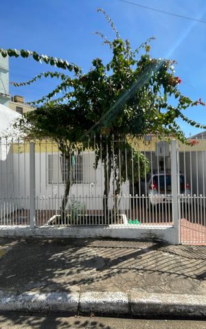 Casa à venda com 250m², 2 quartos e 2 vagas Casa à venda com 250m², 2 quartos e 2 vagasFachada