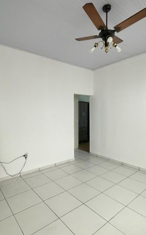 Casa à venda com 250m², 2 quartos e 2 vagas Casa à venda com 250m², 2 quartos e 2 vagasSala