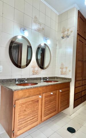 Casa para alugar com 750m², 5 quartos e 8 vagasBanheiro Corredor