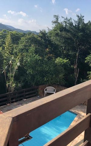 Casa de condomínio à venda com 413m², 3 quartos e 3 vagas Casa de condomínio à venda com 413m², 3 quartos e 3 vagasVista