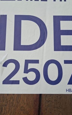 Casa à venda com 600m², 5 quartos e 3 vagas Casa à venda com 600m², 5 quartos e 3 vagasPlaca Adesiva