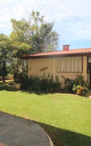 Casa à venda com 212m², 3 quartos e 5 vagasFundos da casa
