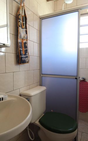 Casa à venda com 90m², 2 quartos e 8 vagasBanheiro da Suíte 1