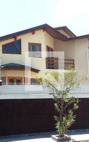 Casa à venda com 360m², 3 quartos e 6 vagas Casa à venda com 360m², 3 quartos e 6 vagasFachada