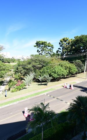 Casa de condomínio para alugar com 310m², 3 quartos e 4 vagasSala de TV - Vista