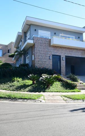 Casa de condomínio para alugar com 310m², 3 quartos e 4 vagasFachada