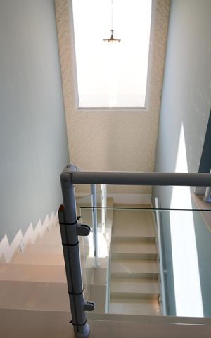 Casa de condomínio para alugar com 310m², 3 quartos e 4 vagasEscada