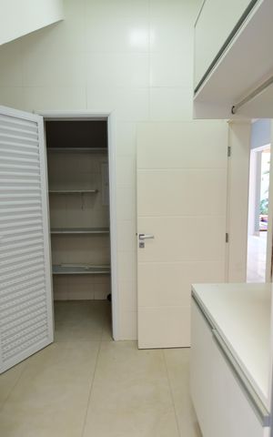 Casa de condomínio para alugar com 310m², 3 quartos e 4 vagasÁrea de Serviço
