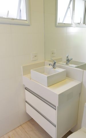 Casa de condomínio para alugar com 310m², 3 quartos e 4 vagasBanheiro de serviço