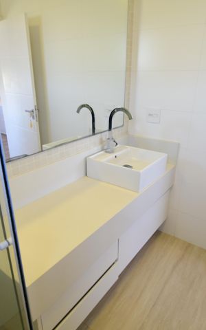 Casa de condomínio para alugar com 310m², 3 quartos e 4 vagasBanheiro Suíte