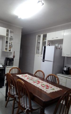 Casa à venda com 132m², 3 quartos e 2 vagas Casa à venda com 132m², 3 quartos e 2 vagasCozinha