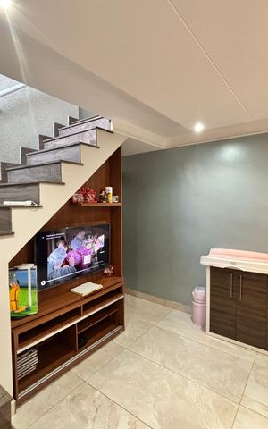 Casa à venda com 150m², 3 quartos e 2 vagas Casa à venda com 150m², 3 quartos e 2 vagasSala