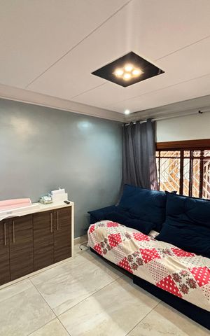 Casa à venda com 150m², 3 quartos e 2 vagas Casa à venda com 150m², 3 quartos e 2 vagasSala