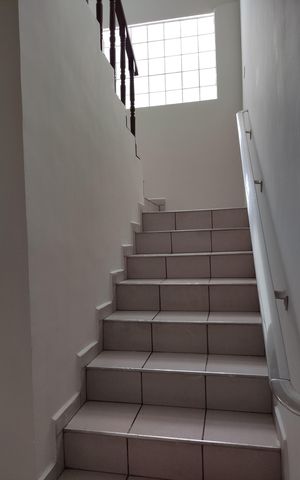 Casa à venda com 135m², 2 quartos e 2 vagas Casa à venda com 135m², 2 quartos e 2 vagasEscada