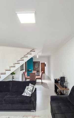 Casa à venda com 250m², 4 quartos e 6 vagas Casa à venda com 250m², 4 quartos e 6 vagasSala