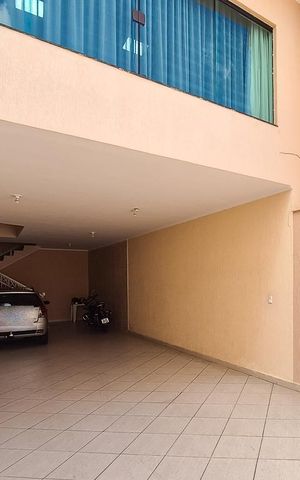 Casa à venda com 250m², 4 quartos e 6 vagas Casa à venda com 250m², 4 quartos e 6 vagasGaragem